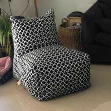 פוף דגם סולו ערבסק שחור לבן ליד הספה