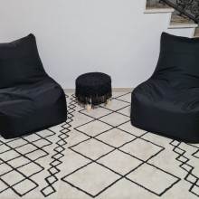 פופים סולו בצבע שחור בפינה מקסימה ליד הסלון זווית ממול