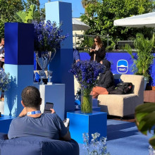 מתפנק על פוף דגם קובי באירוע של בנק לאומי