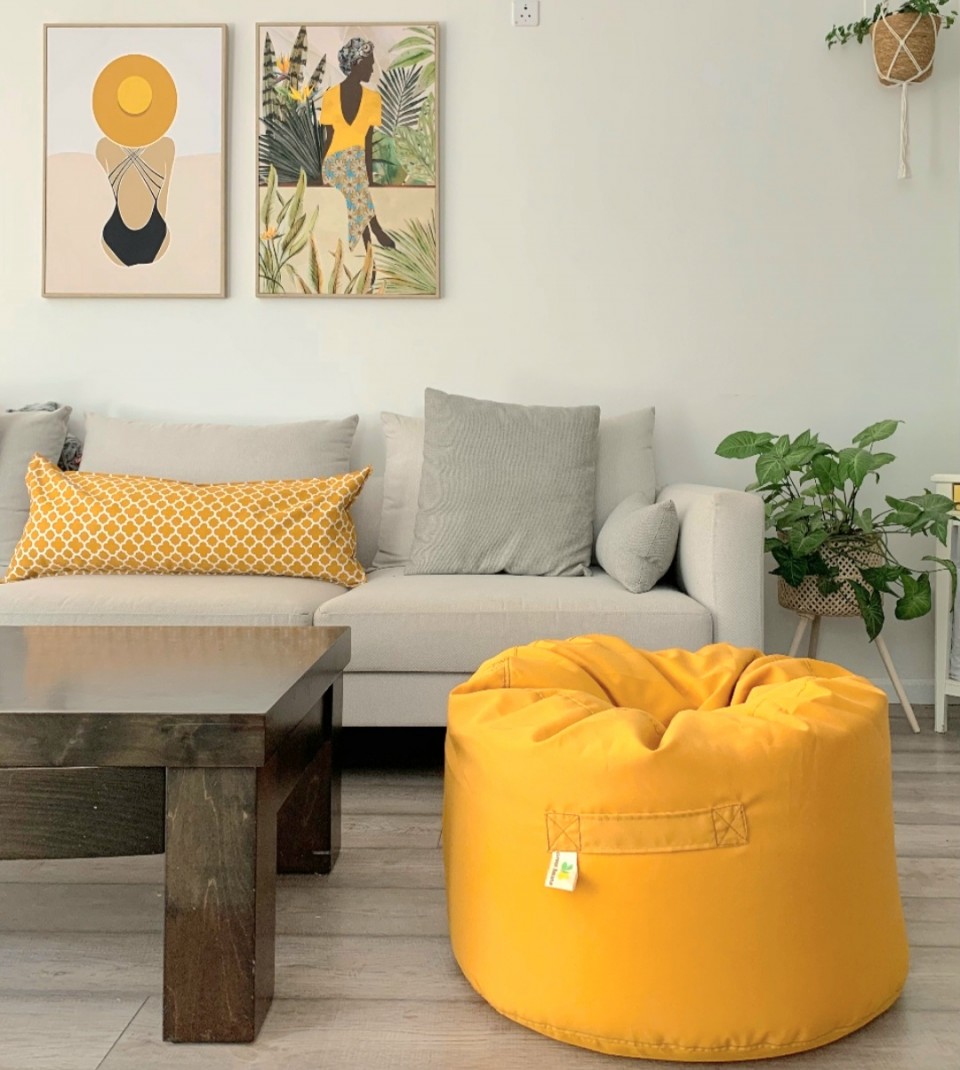 פוף דגם קמילה צהוב בסלון המהמם